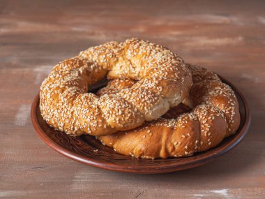 Ev yapımı kekler, susamlı büyük tereyağlı börekler.