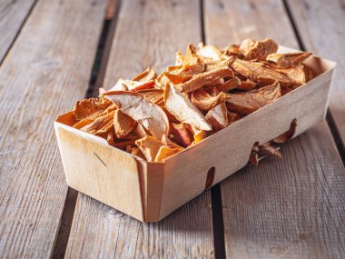 Hafif bir atıştırmalık için kurutulmuş elma sepeti.