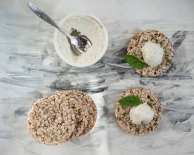 Kahvaltıda tam tahıllı sandviç, peynir, hafif ve sağlıklı atıştırmalıklar.