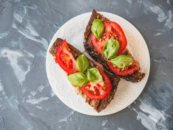 Sandwiches de pan de centeno con jamón y queso, cuñas de tomate —  Fotos de Stock