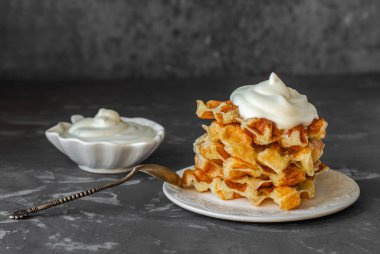 Lezzetli tatlı kremalı waffle kaydırağın içinde yatıyor.