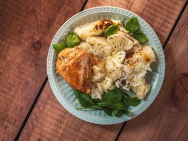 Salata tabağında karnabahar, yumurta ve fırında tavuk göğsü olan sağlıklı bir kahvaltı.