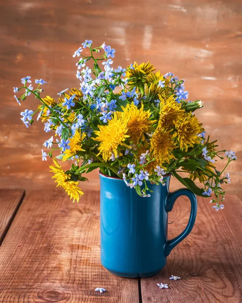 Frühlingskomposition Ein Bouquet Aus Vergissmeinnicht Und Löwenzahn Einem Blauen Glas — Stockfoto