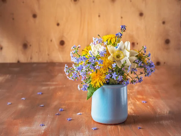 Frühlingsstrauß Aus Primeln Mit Vergissmeinnicht Narzissen Und Löwenzahn Blauen Glas — Stockfoto