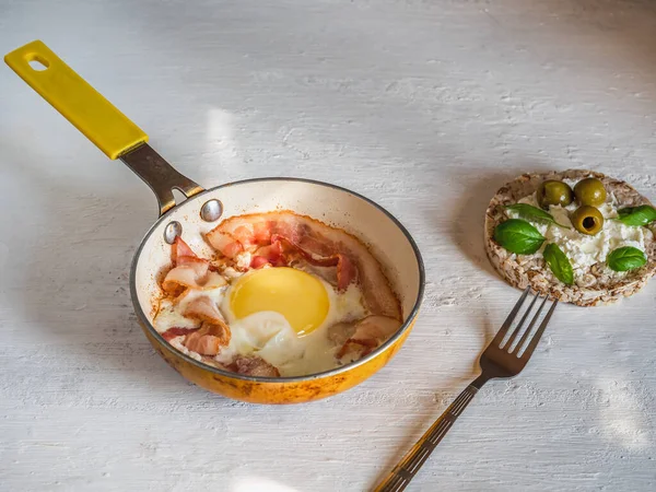 Одно яичницу с беконом и бутербродом с творогом на столе — стоковое фото