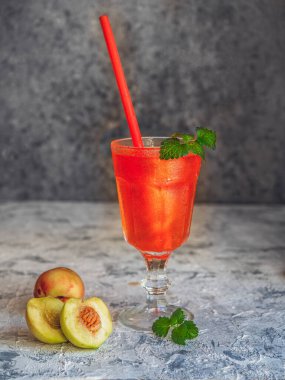 Açık arkaplanda nane ve nektarin ile portakal rengi ferahlatıcı