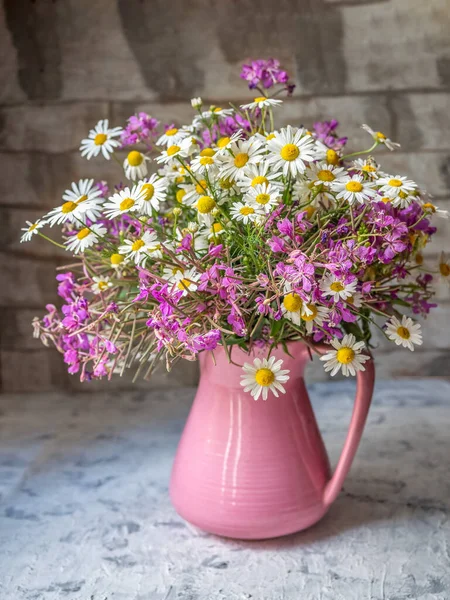 Strauß Heller Sommerblumen Rosa Keramikkanne Auf Dem Küchentisch — Stockfoto