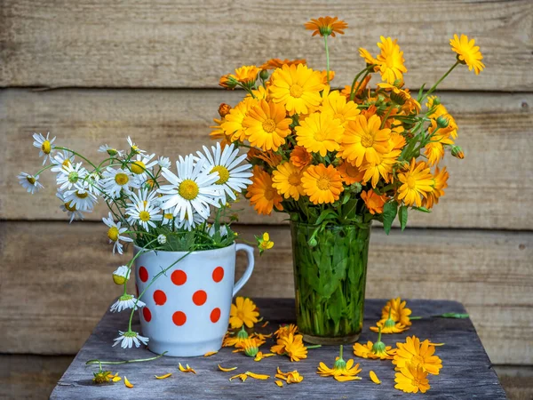 Bouquets brilhantes de verão, calêndula laranja e margarida branca — Fotografia de Stock