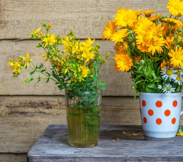 Sträuße Mit Heilblumen Johanniskraut Und Ringelblumen Auf Der Veranda Eines — Stockfoto