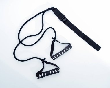 Kayakçı-Boksör Expander çok fonksiyonlu bir egzersiz makinesidir. Ders sırasında, sırt kasları, göğüs kasları, göğüs kasları, trapezius, pazılar, trisepsler, karın kasları, kaslar ve hatta bacaklar bile çalışırlar..