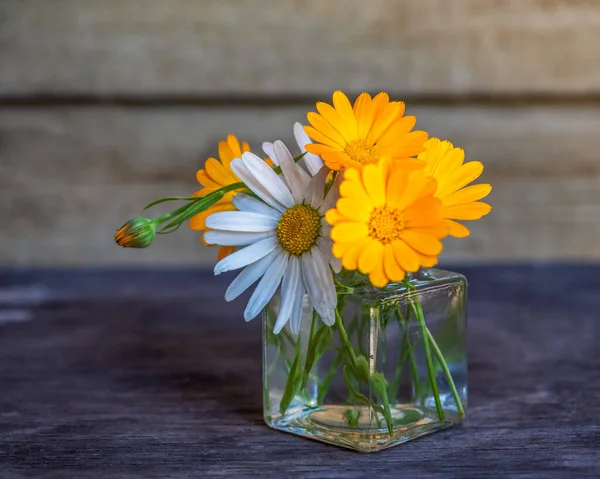Sommerstrauß Mit Kamille Und Ringelblume Glas Auf Dem Tisch Eines — Stockfoto