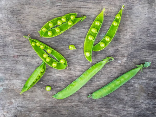 Vainas Guisantes Verdes Jóvenes Enteras Abiertas Una Vista Superior Mesa — Foto de Stock