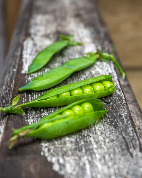 Vainas Guisantes Verdes Jóvenes Barandilla Madera Una Casa Campo — Foto de Stock