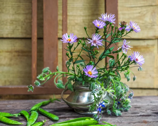 Strauß Jungfräulicher Astern Einer Metallvase Auf Dem Holztisch Eines Landhauses — Stockfoto