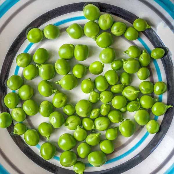 Guisantes Verdes Pelados Jóvenes Una Placa Rayada Vista Superior Grande — Foto de Stock