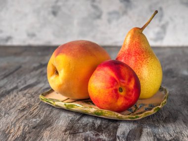 Hafif bir atıştırmalık için dekoratif bir tabakta meyve seti