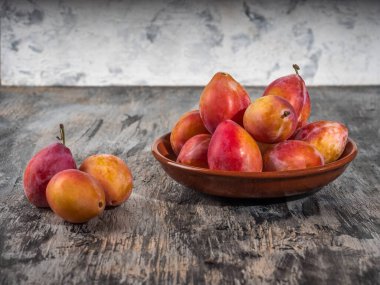 Bal erikleri gri bir zeminde kil bir tabakta slaytla kaplıdır.