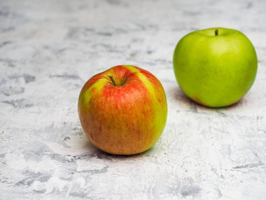 Hafif bir arka planda kırmızı ve yeşil elmalar, hafif bir aperatif için yakın plan