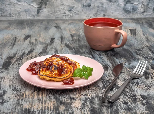 Pfannkuchentee Mit Apfelfüllung Und Apfelmarmelade Rosa Keramikgeschirr — Stockfoto