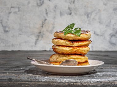 Şeker tozu ve nane şekerli krep yığını