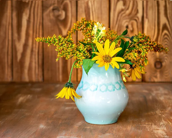 Bescheidener Herbststrauß Einer Blauen Vase Aus Nächster Nähe — Stockfoto