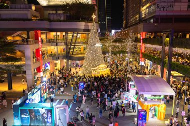 Taipei, Tayvan - 20 Aralık 2025: Aydınlanmış Noel ağacı ve festival meydanı dekorasyonlarında kalabalık toplandı