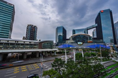 Taipei, Tayvan, 30 Nisan 2025, LaLaport perakende ve eğlence merkezi, tren istasyonu ve şehir meydanı