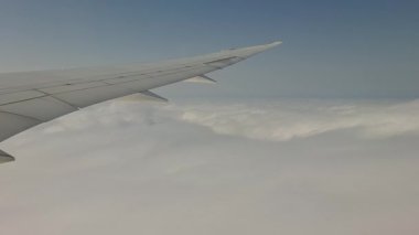 Beyaz Bulutlar Denizi 'nin üzerinde uçan Sinematik Kanat Görünümü Motor Hum ile