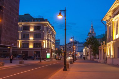 Gece karanlığında ışıklı akşam, Myasnitskaya street, evler, Moskova'da Merkezi