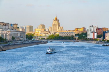 Güzel yaz Moskova manzara, Moskova Nehri ve bentleri Berezhkovsky köprüde görünümünden