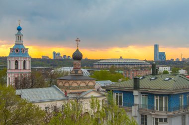 Andreevsky Manastırı ve günbatımı, yaz cityscape Lujniki Stadyumu