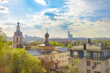 Bahar bakış Andreevsky Manastırı ve Luzhniki Stadı, güzel cityscape