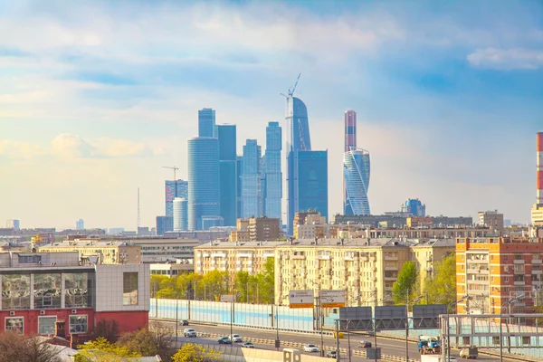 Вид на бизнес-центры "Москва-Сити" и Третьего транспортного кольца в Москве — стоковое фото