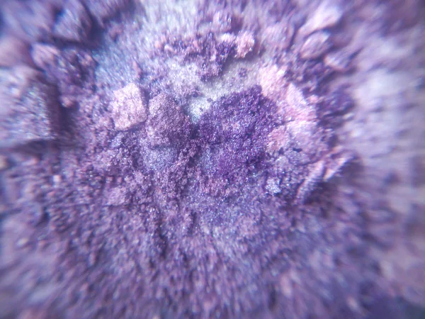 Ufalanan göz farı, mor arka plan