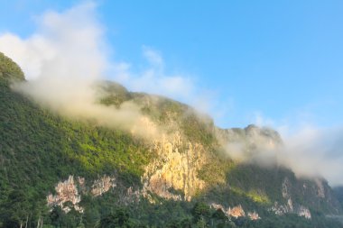 Sabah sis göl Cheow Lan, Tayland tarafından ormanlık cliffs Tarih