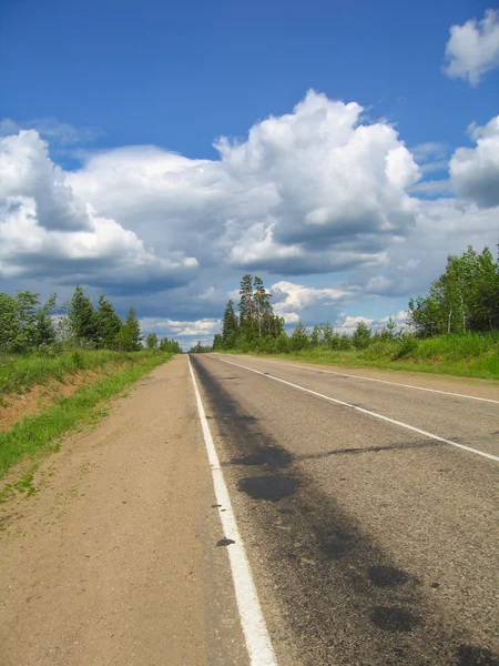 Yol mesafe, yolda fren izi içine uzanır — Stok fotoğraf