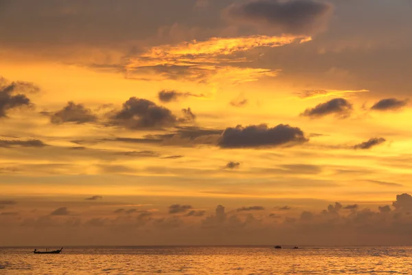 Pôr do sol dourado no mar andaman, Tailândia — Fotografia de Stock