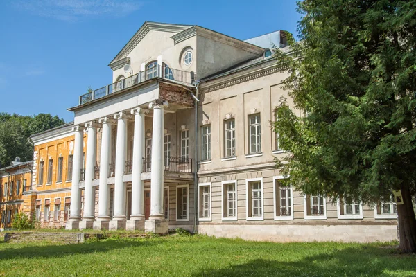 The front facade of the Palace in the manor Sukhanovo — Stock Photo, Image