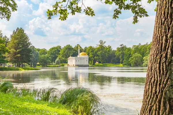 Pavilhão "banho turco" no Museu-reserva "Tsarskoye Selo", Pushkin. Vista do lado oposto da lagoa . — Fotografia de Stock