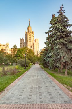 Kotelnicheskaya dolgu bina, yedi stalinist gökdelenler, Moskova, Ustinsky Park'tan görüntülemek