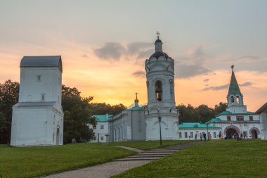 Ön kapı, su ilgili Kulesi ve Kilise St George Kolomenskoye içinde yaz gecesi