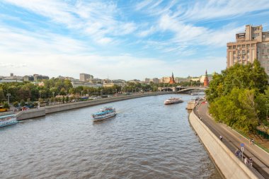 Moskova Nehri, Prechistenskaya ve Bersenevskaya bentleri ve Kremlin, yaz kentsel cityscape görüntüleyin