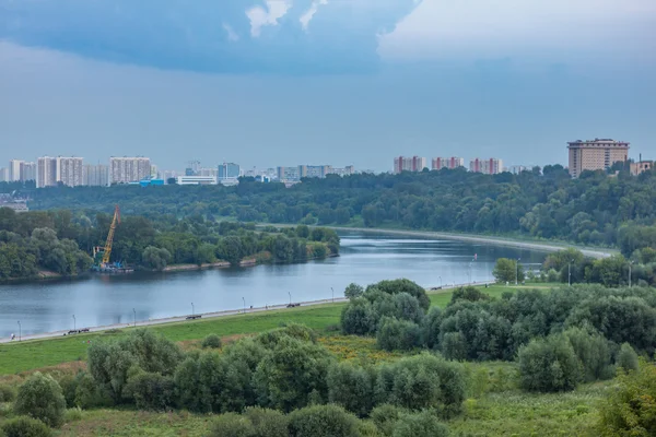 Uma vista do rio Moscou e do Parque Kolomenskoye antes da tempestade — Fotografia de Stock