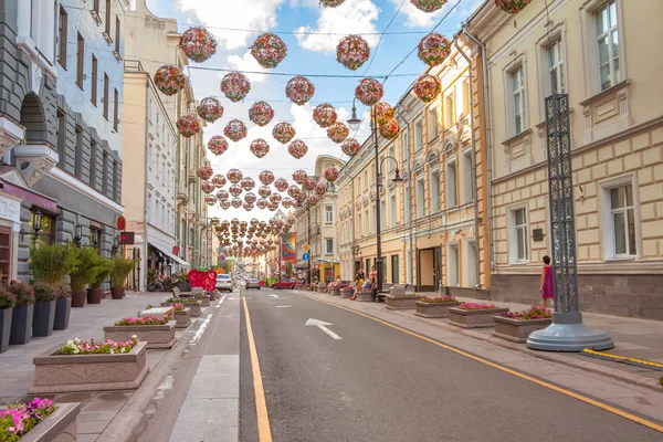 Bolshaya Dmitrovka rua no verão, centro da cidade de Moscou, Rússia — Fotografia de Stock