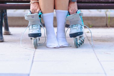 Beyaz çoraplı, kenar mahalleli, açık hava sporu, spor, spor, spor, spor, fitness eğitimi, dinlenme ve hobileri olan tanınmayan insanlarla iç içe patenleri kapatın.