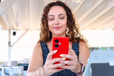 Akıllı telefon tutan odaklı kadın ve kapalı alan teknolojisi yaşam tarzı iletişim modern cihaz dijital bağlantı gelişigüzel portre