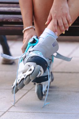 Kenarda paten, yaşam tarzı sporu, şehir eğlencesi, açık hava eğlencesi, fitness, hobi, moda, yaz etkinliği, dinamik an ayarlayan tanınamayan kişinin dikey detaylarını kapat