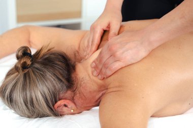 Masada yatan kadının boynuna ve sırtına masaj yapan ellerini kapat. Rahatlama, sağIık, fizyoterapi, ağrı kesici, rehabilitasyon ve profesyonel vücut bakımı kavramı.