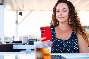 Akıllı telefon tutan odaklı kadın ve kapalı alan teknolojisi yaşam tarzı iletişim modern cihaz dijital bağlantı gelişigüzel portre. Boşluğu kopyala 