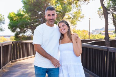 Şehirde günbatımında marina yakınlarında gökkuşağı bayraklarıyla dinlenen huzurlu bir kadın. Özgürlük, çeşitlilik, kimlik, eşitlik ve gurur kavramı kentsel arka plan ve yumuşak altın ışık.